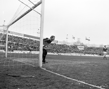 881464 Afbeelding van een spelmoment tijdens de voetbalwedstrijd FC Utrecht - Ajax in het stadion Galgenwaard ...